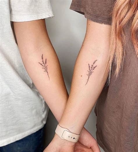 mujer mini tatuajes|Tatuajes pequeños originales: ideas bonitas con。